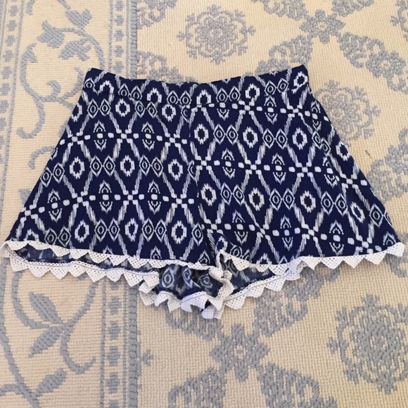 En Creme Pants - NWOT Blue/ White Patterned Shorts