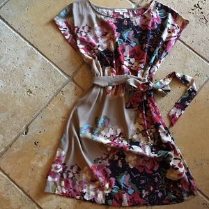 Super cute colorful size small tie dress!