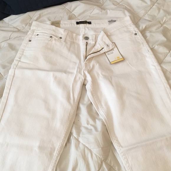White Levi's jeans