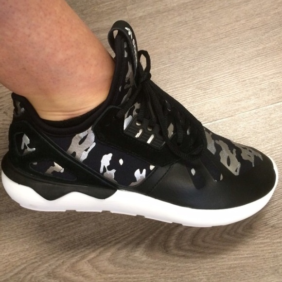 🌹LAST CAHNCE Adidas Tubular Silver Print Sz 8.5