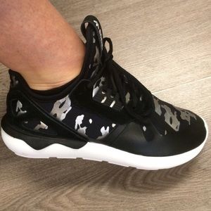 🌹LAST CAHNCE Adidas Tubular Silver Print Sz 8.5