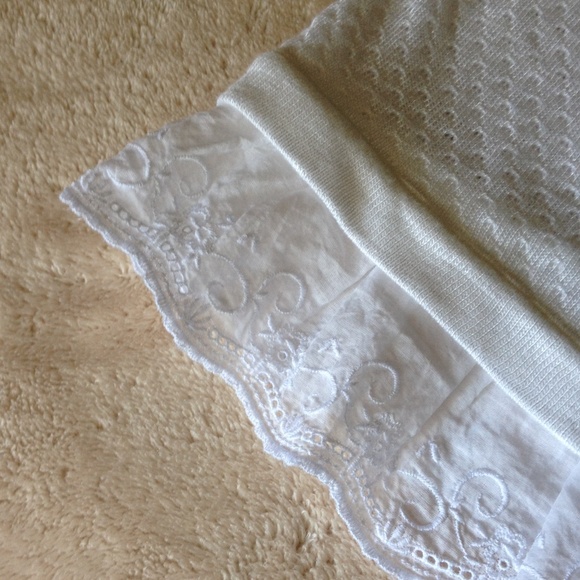 Lovely white sleeveless top ❤️ - Picture 3 of 4