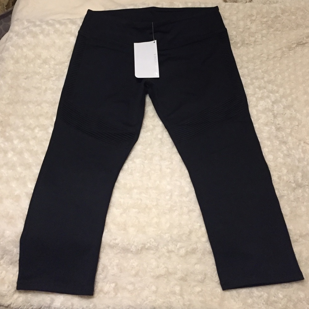 NEW LOW PRICE! Fabletics Capri - Picture 4 of 4