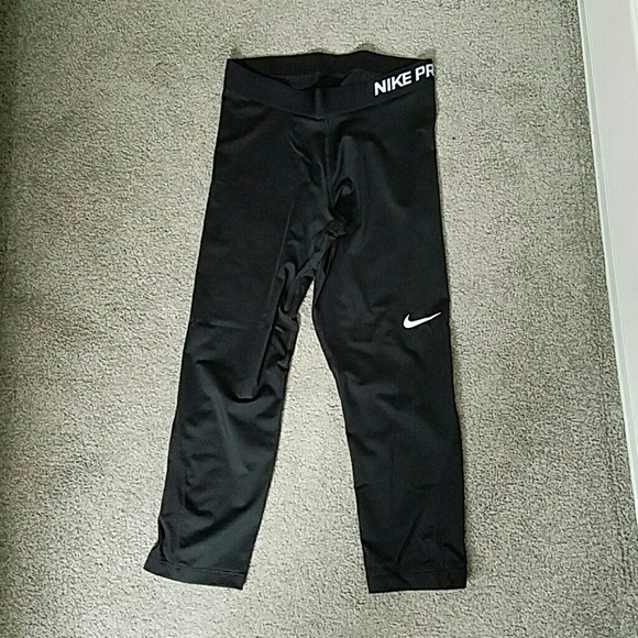 NWOT Nike Pro Capri tights