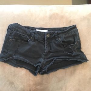 DISTRESSED BLACK SHORTS
