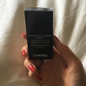 Chanel Perfection Lumiere Velvet Foundation
