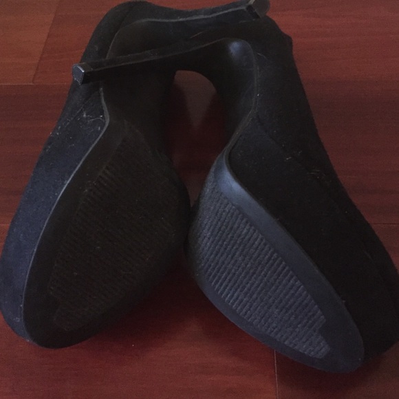 XHILARATION Black Round Toe Platform Pumps - Picture 4 of 4