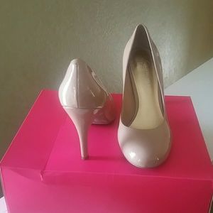 $8 - Jessica Simpson Roundtoe Pumps