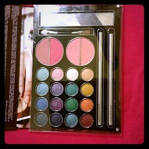 Kleancolor rich pigment pallette