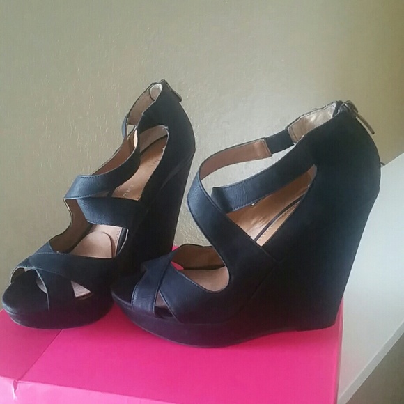 $10 Chinese Laundry Wedges - Picture 1 of 2