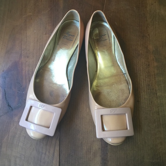 Beautiful nude Roger Vivier flats