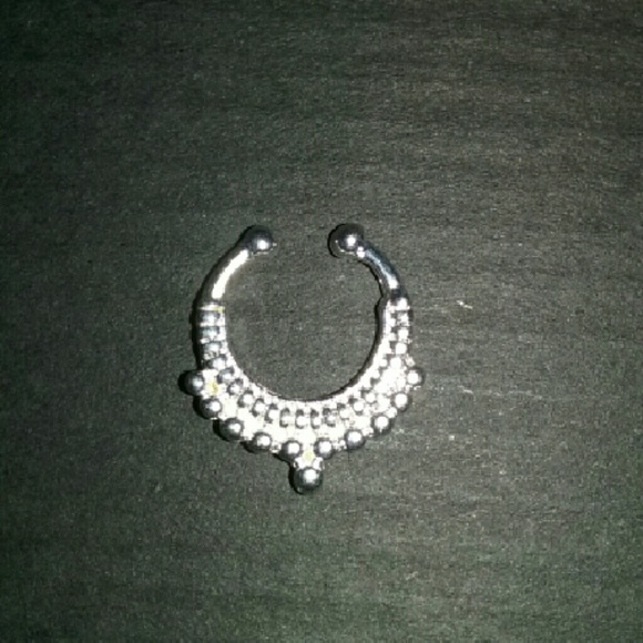 Beautiful ornate faux septum clicker ring nwt