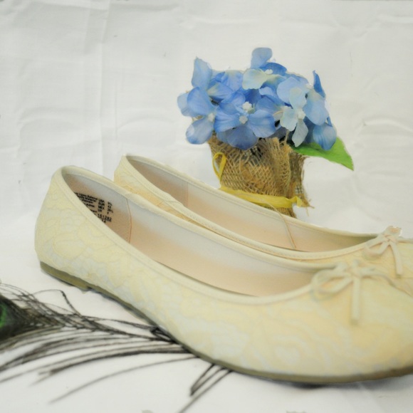 Lace Flats - Picture 2 of 4
