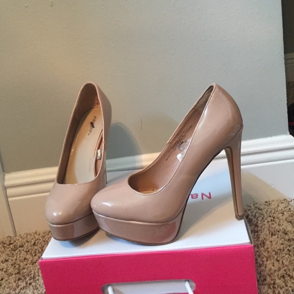 Nude pumps