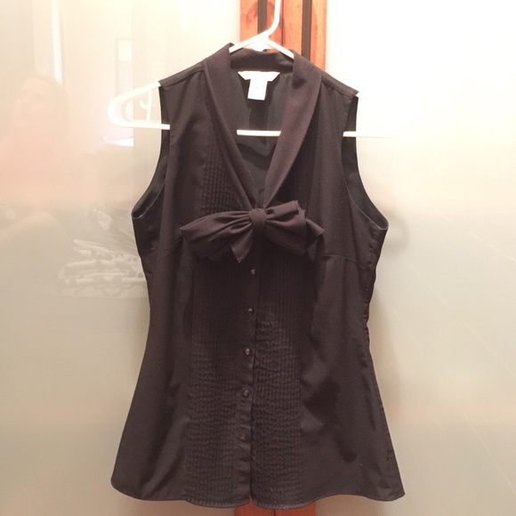 Sleeveless top with tie