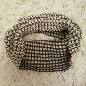 GAP grey and white knit infinity scarf.