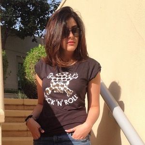 Black t-shirt with buttoned skull