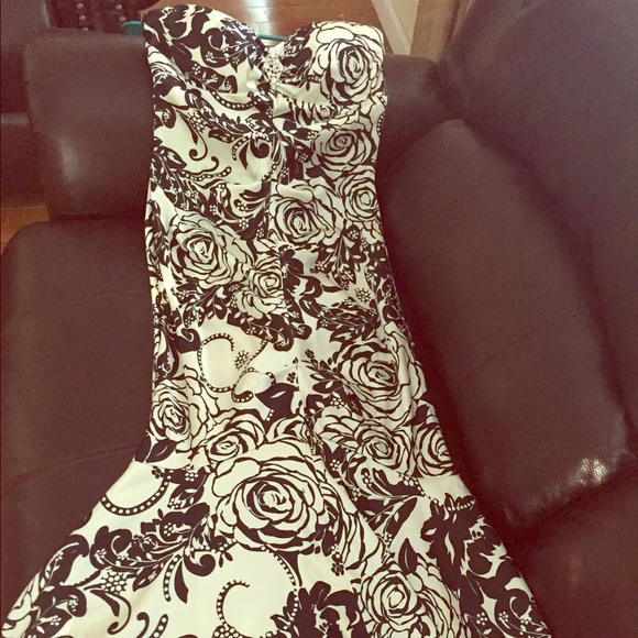 Maxi strapless dress.