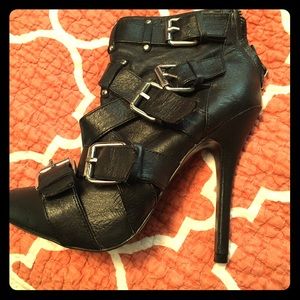 Buckle boots