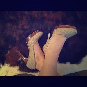 Calvin Klein beige Pump