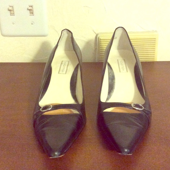 Pointed toe kitten heel