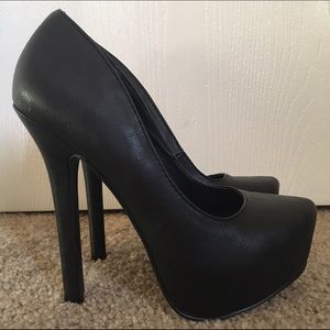 Black pumps