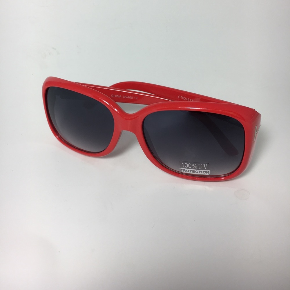 Red oversized sunglasses 60s retro