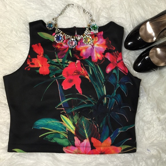 Bisou Bisou Tops - 🎉4th of July Sale🎉Bisou Bisou Floral Crop Top