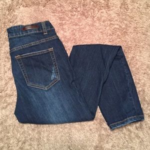 Skinny jeans • minimally distressed