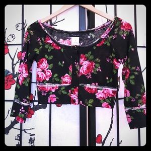 Cute and cropped cardigan with roses🌹