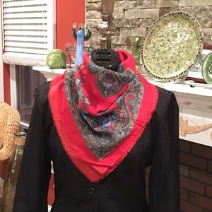 Multipurpose scarf with vibrant colors and pattern