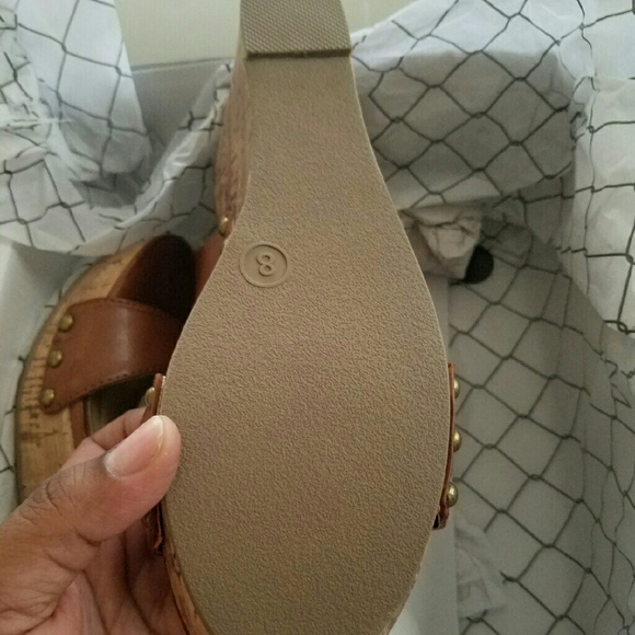 Beautiful Cognac Wedges - Picture 3 of 4