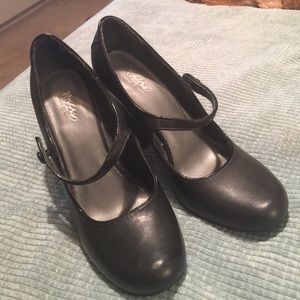 Mossimo black leather maryjane pumps