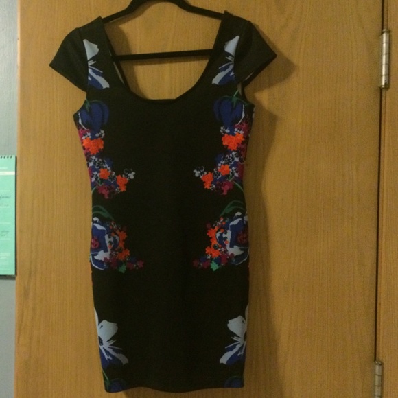 🇺🇸SALE -Patterned bodycon dress with cap sleeves