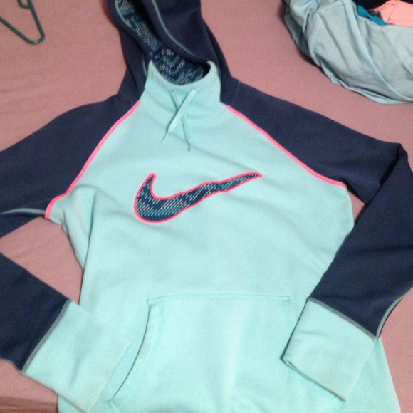 Nike Tops - Nike Thermafit hoodie!