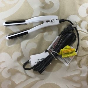 Never been used travel Mini hair straightener