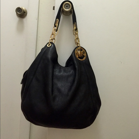 Mickael Kors black pebbled leather shoulder hobo