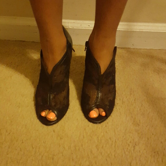 Black lace pump