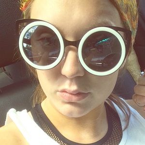 Black and white cateye sunnies Black and white cateye sunnies