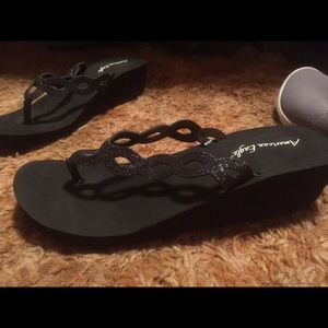 American Eagle flip flops