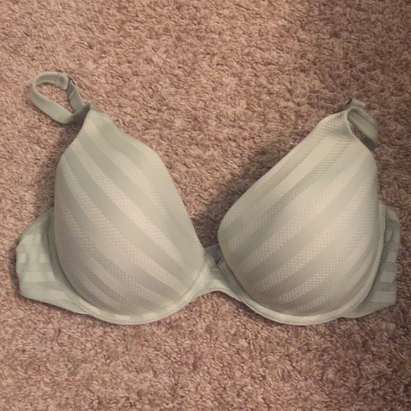 Victoria's Secret full coverage up lift bra.