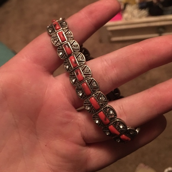A bracelet with some kind of stone in it - Picture 1 of 4
