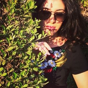 Black t-shirt with floral print 🌸🌺💐