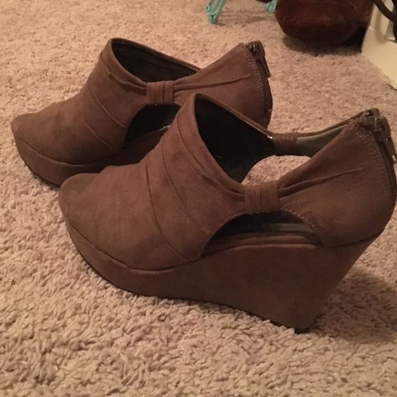 Carlos Santana size 8 wedges