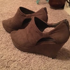 Carlos Santana size 8 wedges