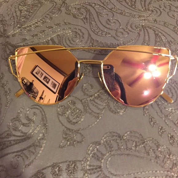 Rose Gold Mirrored Sunglasses - Picture 3 of 3