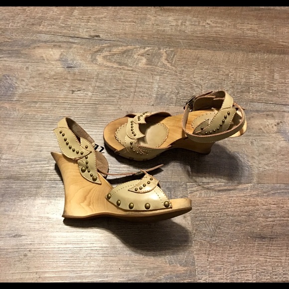 Neutral colored wedge - Picture 3 of 4