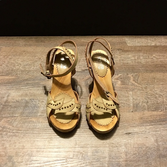 Neutral colored wedge - Picture 4 of 4