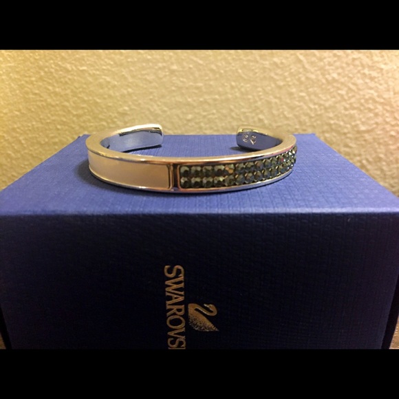 🌸 BOGO 50% off - Swarovski bracelet