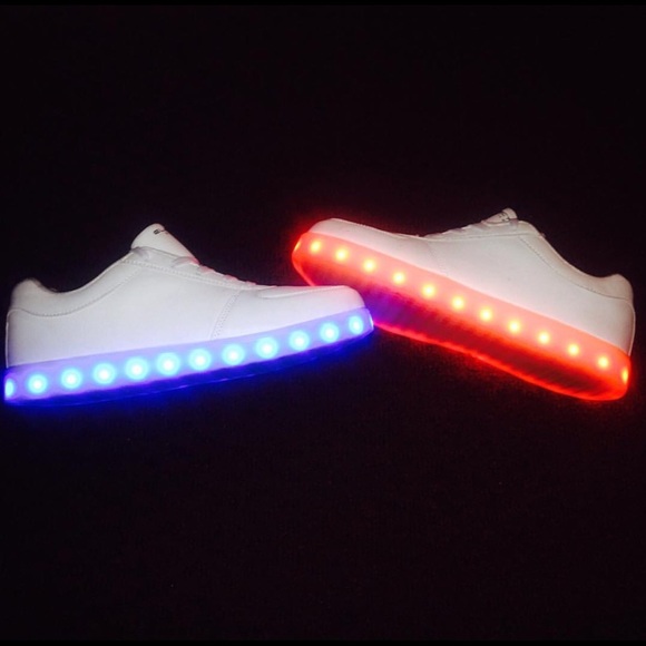 LED LIGHTS UP LOW TOP SHOES- ONLY WOMEN SIZE 11 - Picture 2 of 4